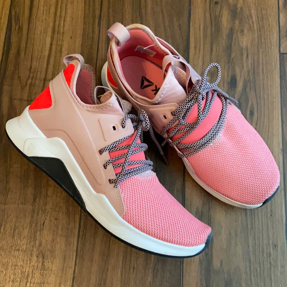 Like new Reebok 8.5 Womens Sneakers